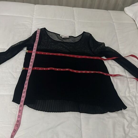 BCBG Generation Top Medium Black Scoop Neck Sheer Pleated Raw Hem Long Sleeve - Picture 11 of 11